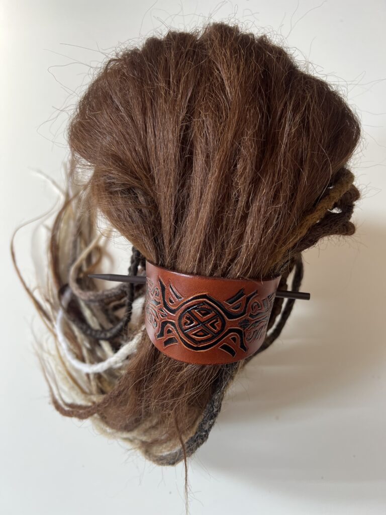 Handmade kožená spona - Keltský štít