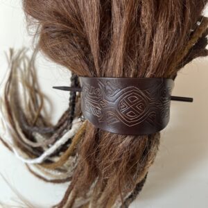 Handmade kožená spona - Stín runy