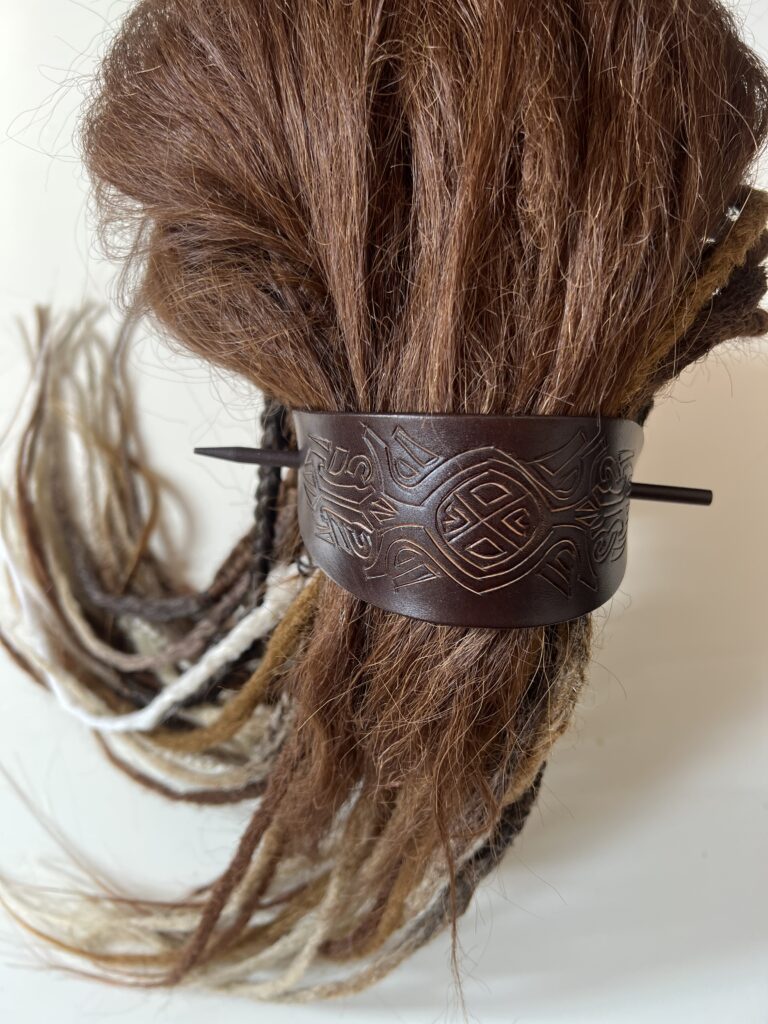 Handmade kožená spona - Stín runy