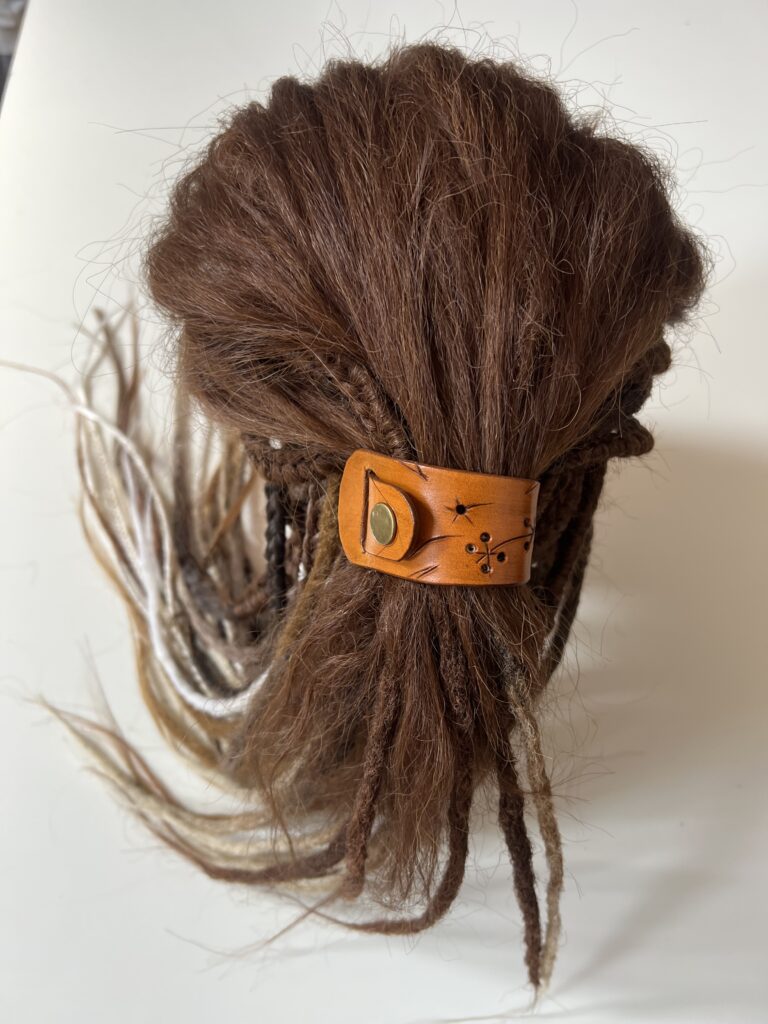 Handmade kožená spona s gumkou - Světlá
