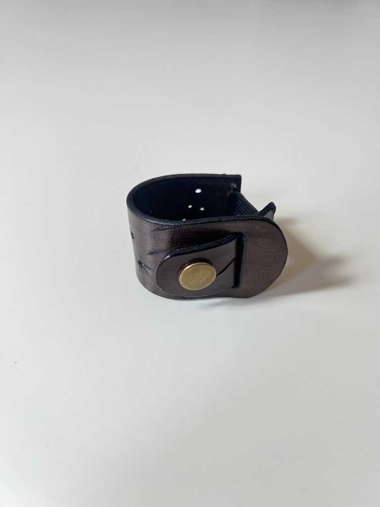 Handmade Leather Hair Clip with Elastic – Dark detail